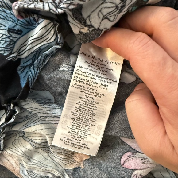 Jacqueline de Yong Moody Dark Floral Whimsical Lightweight Breezy Top Blouse - Picture 5 of 6